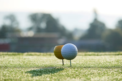 Zwei Golfbälle auf Green